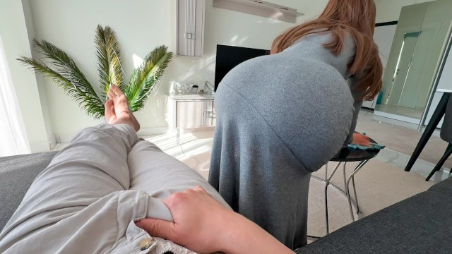 Genç Erkek Bağımlısı Üvey Anne Temizlik Yaparken Tahrik Ettiği Oğlanın Götüne Boşalmasını İstiyor